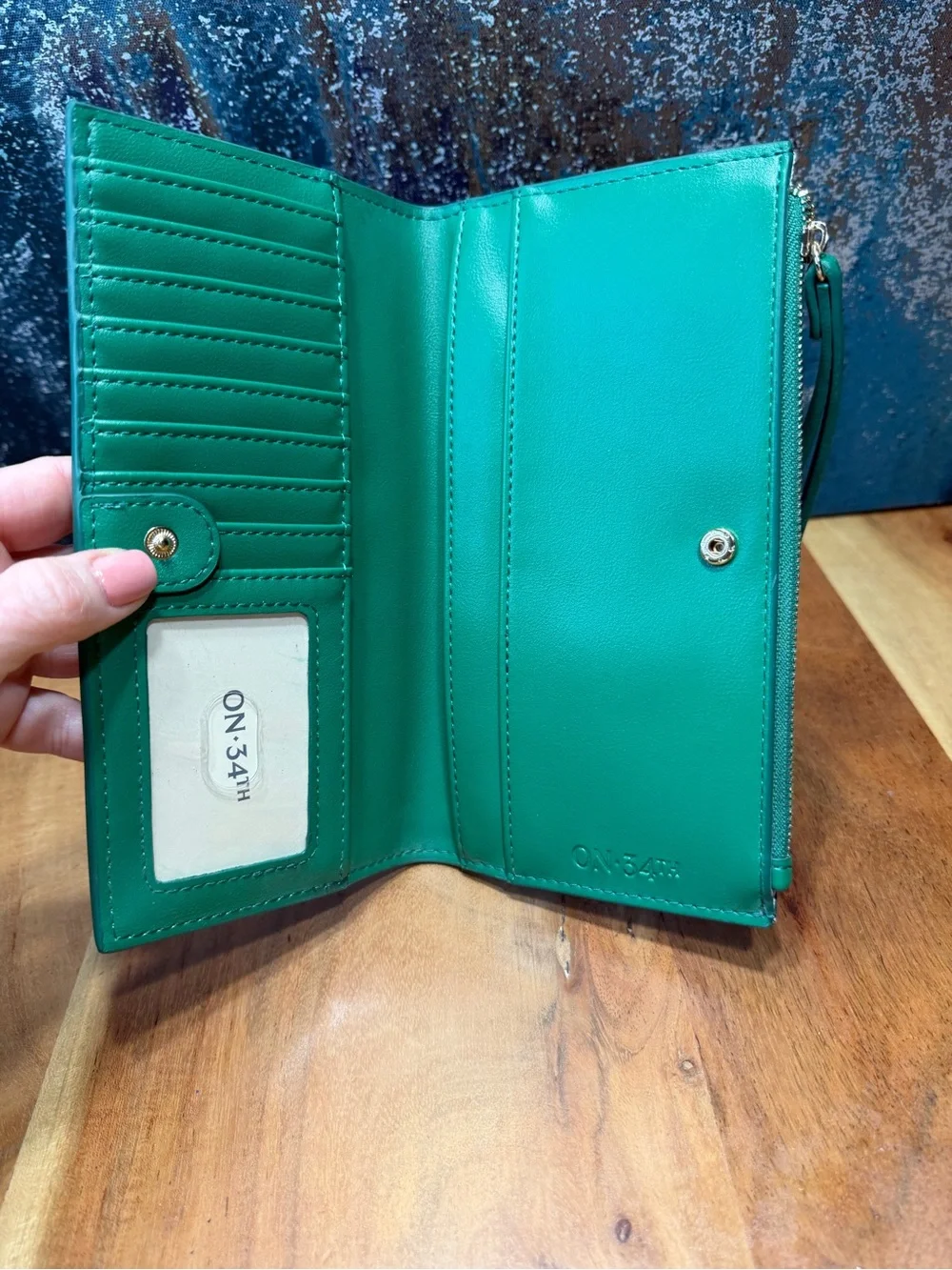 “On 34th” Macy’s Minimalist Kelly Green Zip Around Wristlet Wallet NWOT